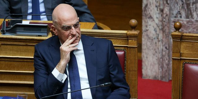 Αιχμηρή απάντηση Μαξίμου στον Δένδια για τις δημοσκοπήσεις, μέσω Λαζαρίδη