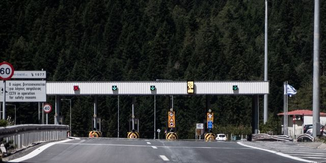 Εκτροπή νταλίκας στην Εγνατία Οδό μετά τα διόδια Μαλακασίου