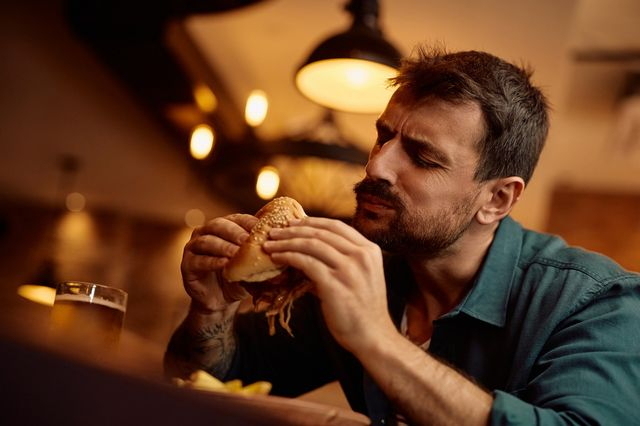 Πώς θα τρως ό,τι θες και θα καις λίπος χωρίς να χάσεις μυς