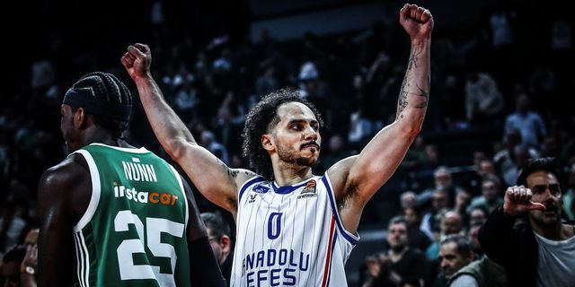 Αναντολού Εφές: Βεγγαλικά στο ξενοδοχείο πριν από το Game 5 με τον Παναθηναϊκό AKTOR