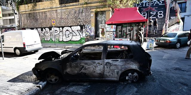 Eπεισόδια μετά τα μεσάνυχτα του Σαββάτου στα Εξάρχεια με ρίψεις μολότοφ, φωτιές και χρήση χημικών από την αστυνομία