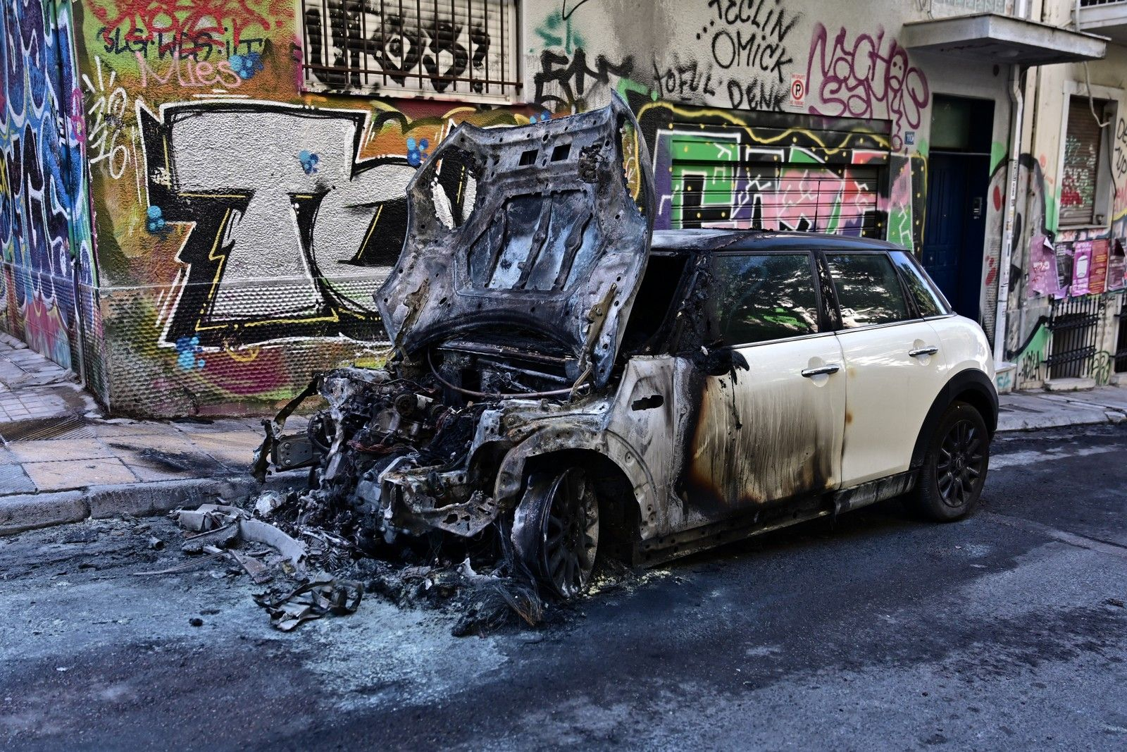 Eπεισόδια μετά τα μεσάνυχτα του Σαββάτου στα Εξάρχεια με ρίψεις μολότοφ, φωτιές και χρήση χημικών από την αστυνομία