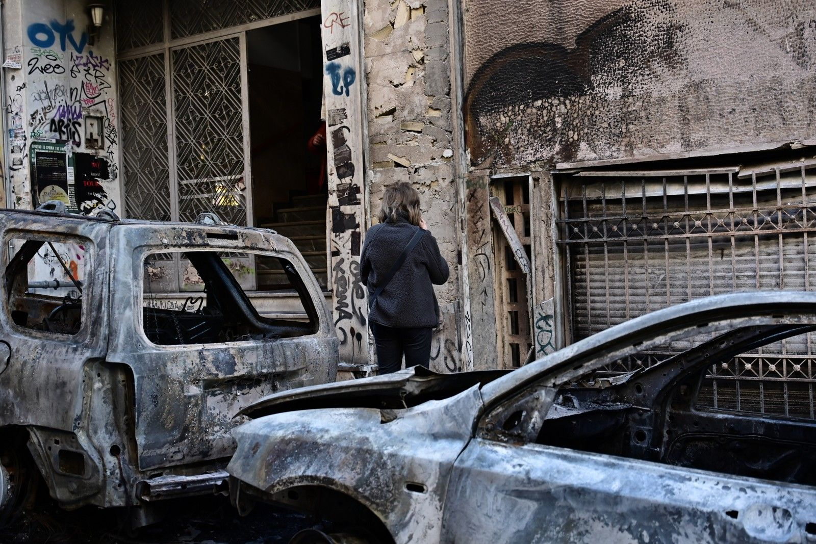 Eπεισόδια μετά τα μεσάνυχτα του Σαββάτου στα Εξάρχεια με ρίψεις μολότοφ, φωτιές και χρήση χημικών από την αστυνομία