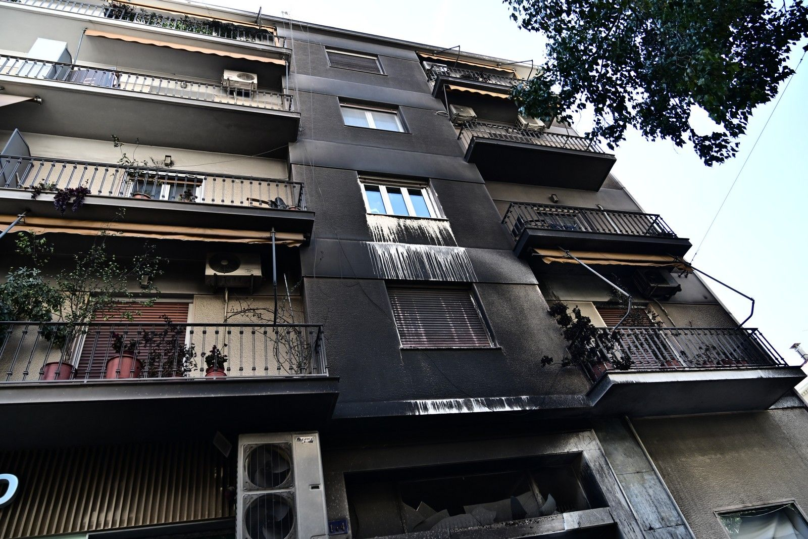 Eπεισόδια μετά τα μεσάνυχτα του Σαββάτου στα Εξάρχεια με ρίψεις μολότοφ, φωτιές και χρήση χημικών από την αστυνομία