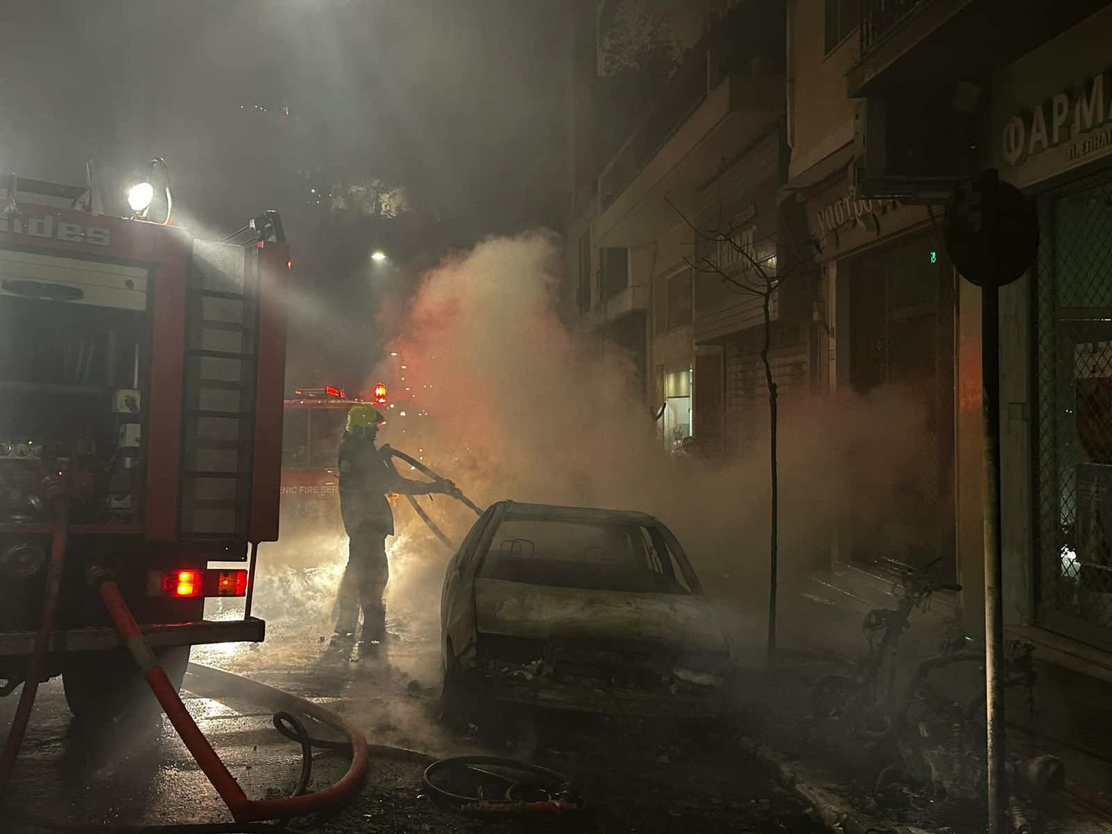 Πυροσβέστες στην οδό Καλλιδρομίου