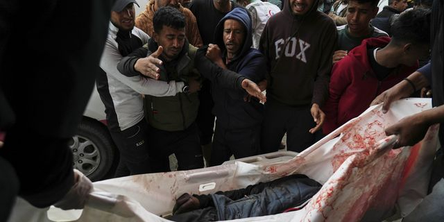 Παλαιστίνιοι θρηνούν τους νεκρούς τους στη Γάζα