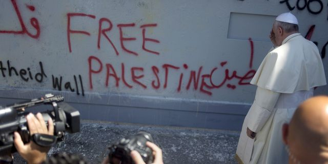 Ο Πάπας Φραγκίσκος προσεύχεται για τη Γάζα