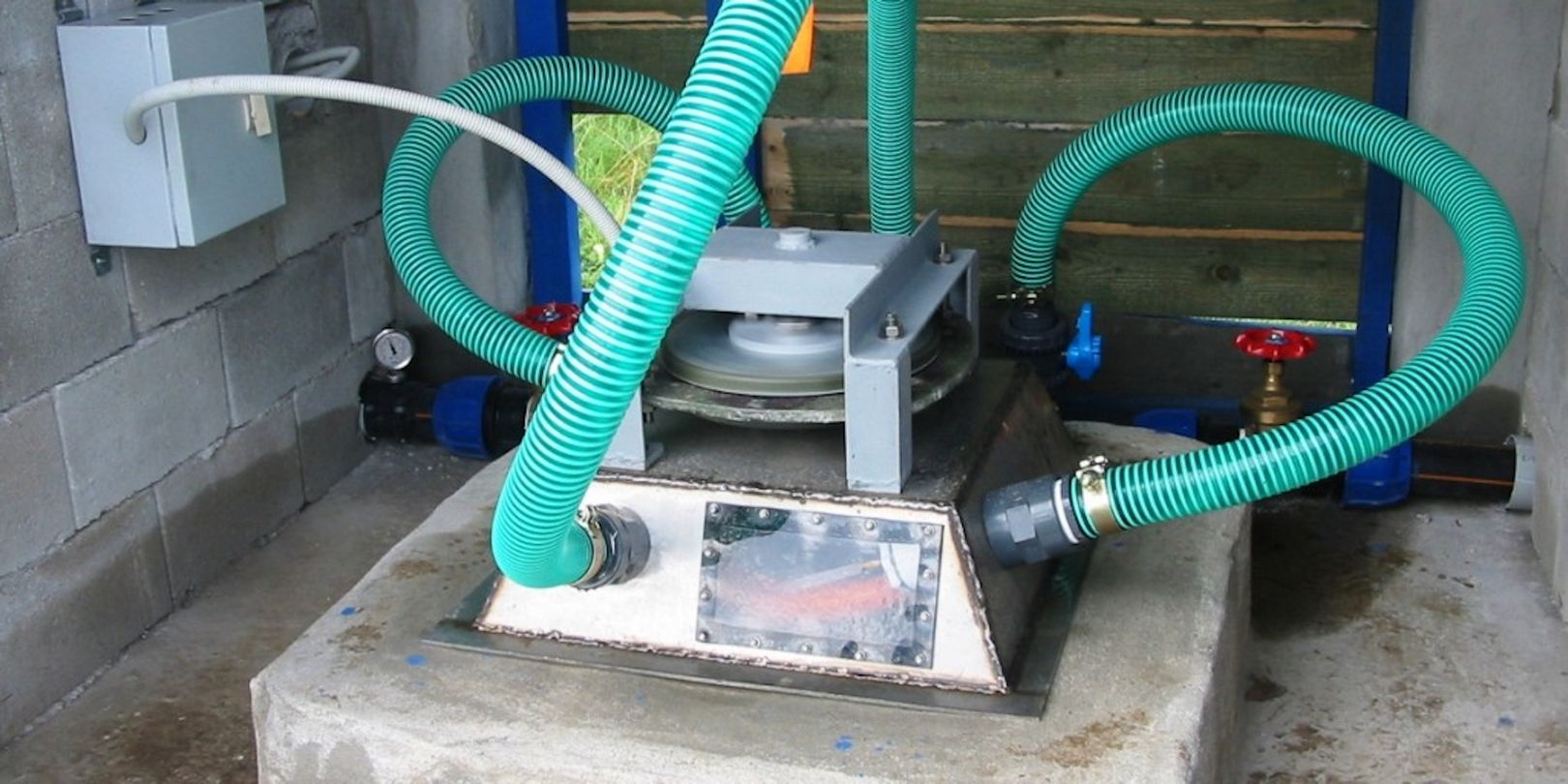 Ένας μικρός υδροηλεκτρικός σταθμός 500W που δημιουργήθηκε συνδυάζοντας διάφορα εξαρτήματα από ποικίλα έργα ανοιχτού κώδικα. 