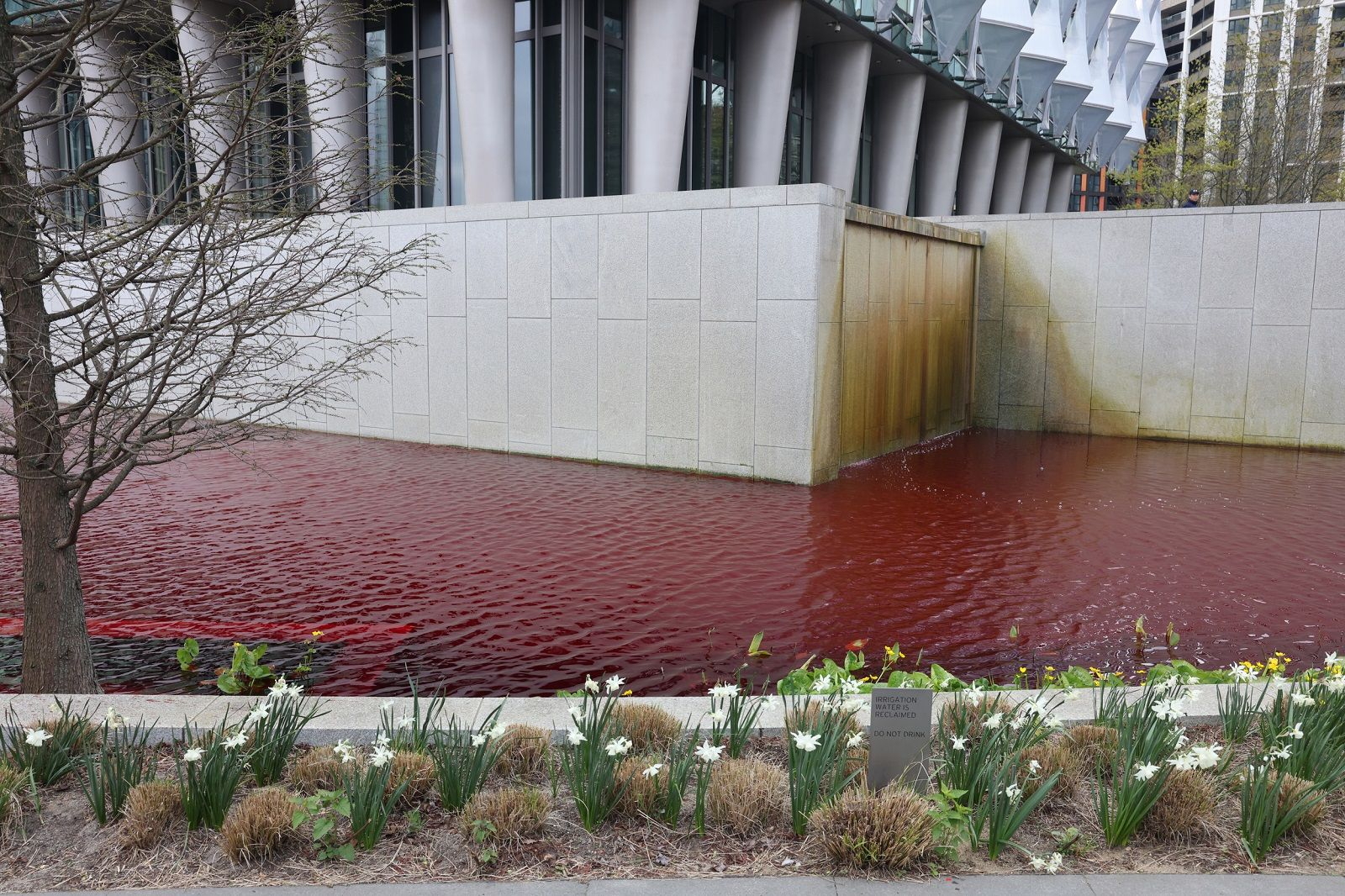 Σιντριβάνι έξω από την πρεσβεία των ΗΠΑ στο Λονδίνο