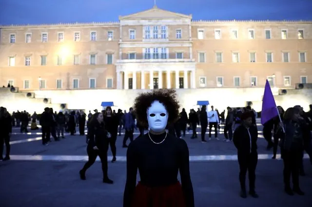 Η γυναίκα που σηκώνει την Ελλάδα στους ώμους της