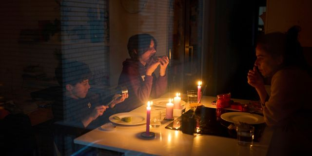 Οικογένεια στη Βαρκελώνη κάθεται στο τραπέζι με αναμμένα κεριά
