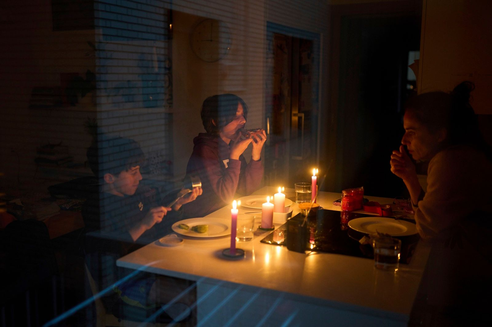 Οικογένεια στη Βαρκελώνη κάθεται στο τραπέζι με αναμμένα κεριά