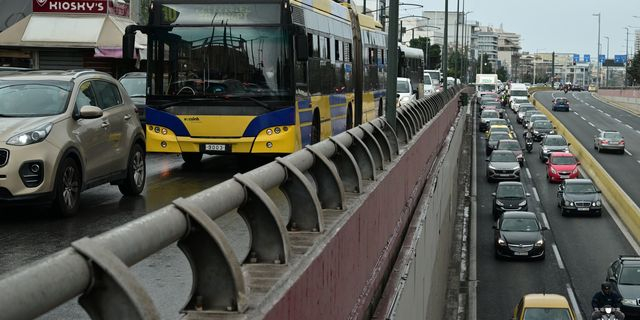 Αθήνα: Αβίωτη πόλη, έγκλειστη στην πολύβουη φυλακή της