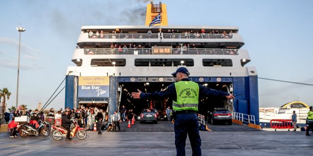 Έξοδος των εκδρομέων για το Πάσχα στο λιμάνι του Πειραιά