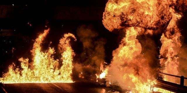 Ανάσταση στον Νέο Κόσμο: Μολότοφ, κροτίδες και βεγγαλικά – Βίντεο