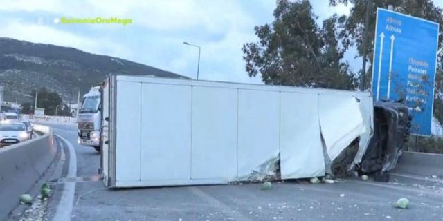 Ανατροπή νταλίκας στην Εθνική Οδό Αθηνών – Κορίνθου: Κλειστό το ρεύμα προς Αθήνα