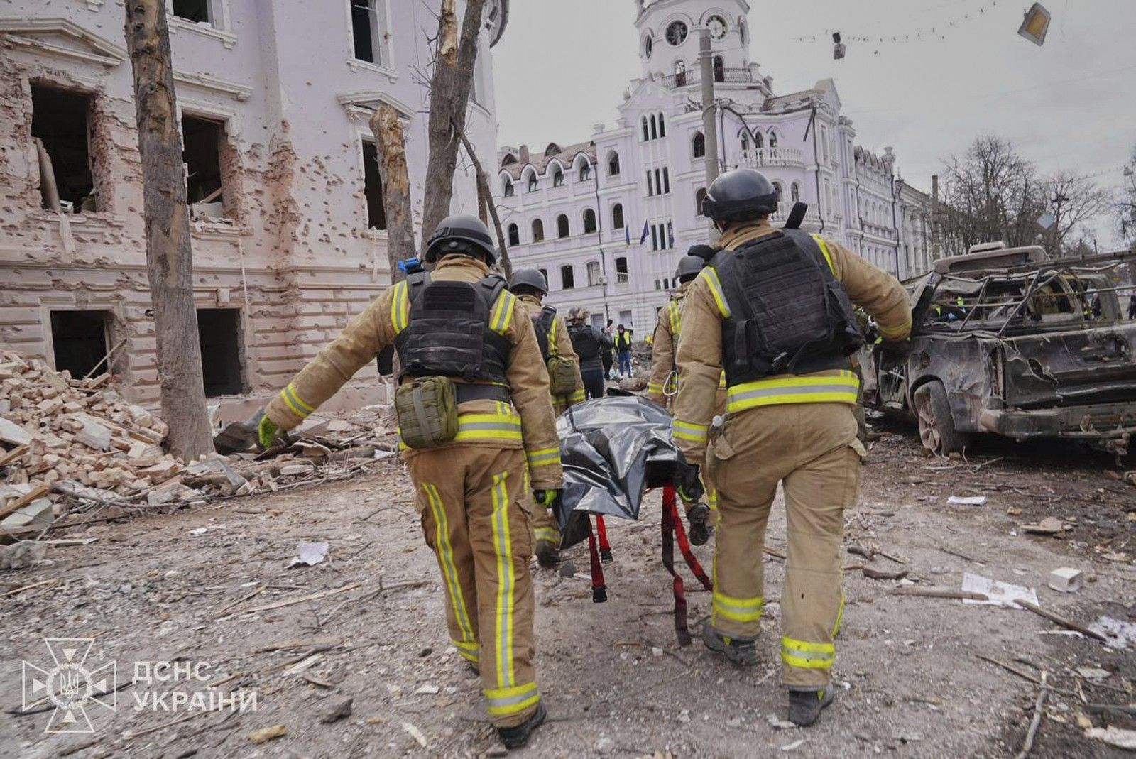 Εικόνες καταστροφής μετά την επίθεση της Ρωσίας στο κέντρου της πόλης Σούμι