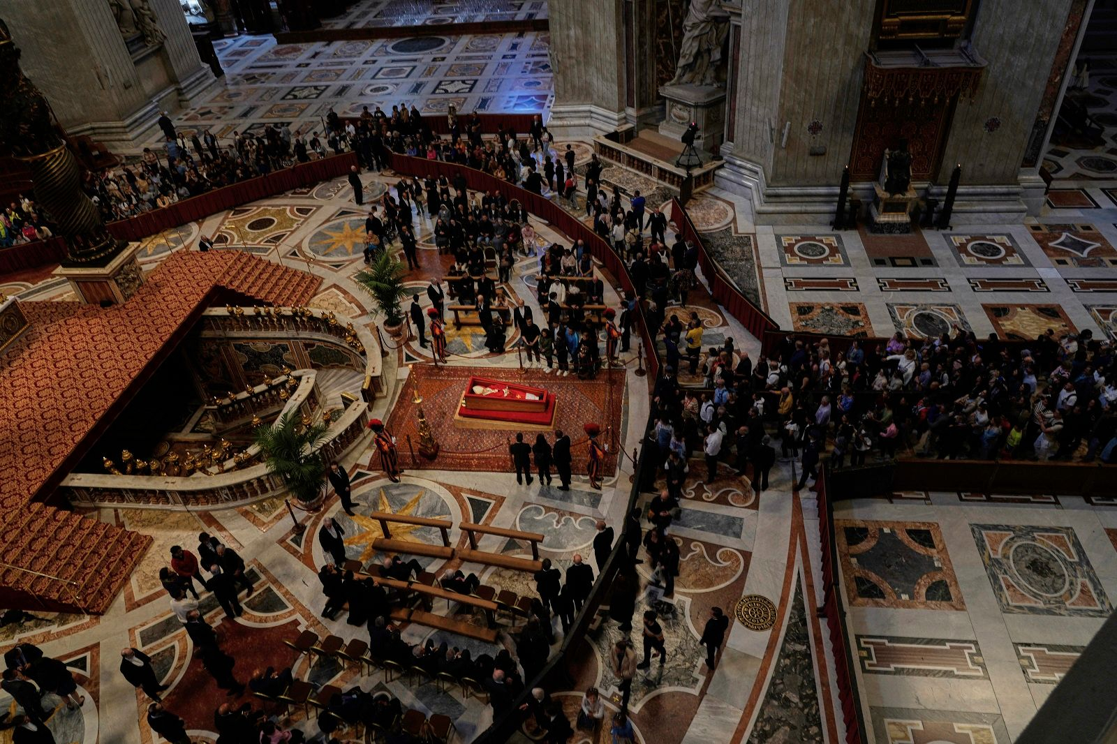 Πλήθος πιστών στο Βατικανό για να αποχαιρετήσουν τον Πάπα Φραγκίσκο