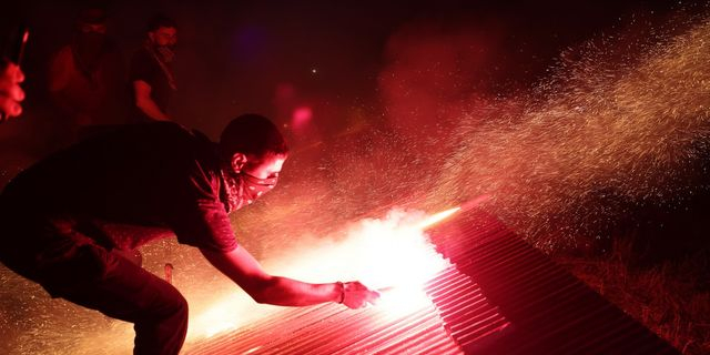 Κάλυμνος: Κινδυνεύει να χάσει τα δάχτυλά του ο 15χρονος από φωτοβολίδα