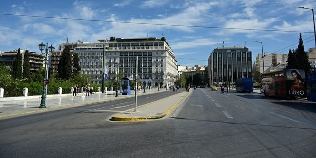 Έρημη πόλη η Αθήνα την Κυριακή του Πάσχα – Βγήκαν οι σούβλες στο Μοναστηράκι