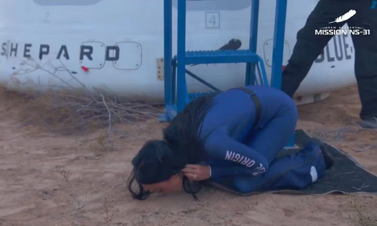 Η Κέιτι Πέρι κατεβαίνει από την κάψουλα New Shepard