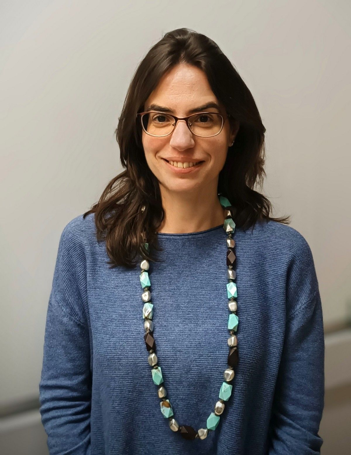 Η Μαρία Πετροπούλου, Επίκουρη Καθηγήτρια Φυσικής στο Εθνικό & Καποδιστριακό Πανεπιστήμιο Αθηνών, η οποία βραβεύεται με το Επιστημονικό Βραβείο για τις Βασικές Επιστήμες στον κλάδο της Φυσικής.