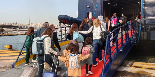 Πάσχα: Σε εξέλιξη η έξοδος των εκδρομέων – Κίνηση στα διόδια, γεμάτα φεύγουν πλοία και ΚΤΕΛ