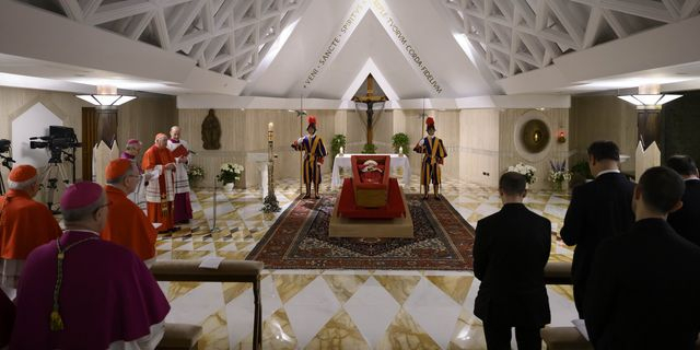 Η σορός του Πάπα Φραγκίσκου τέθηκε σε λαϊκό προσκύνημα τη Δευτέρα
