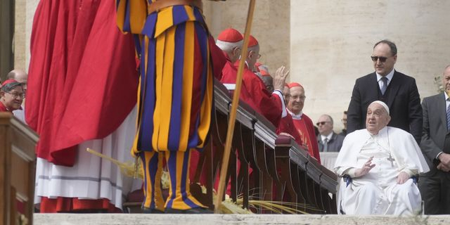 Ο πάπας Φραγκίσκος στην πλατεία του Αγίου Πέτρου