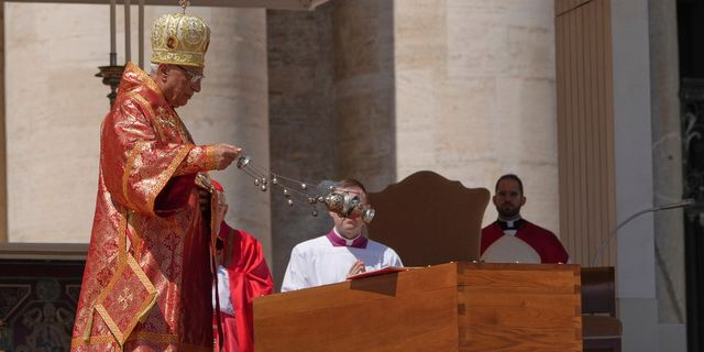 Συγκίνηση στην κηδεία του Πάπα Φραγκίσκου: Εψάλη το “Χριστός Ανέστη” στα ελληνικά