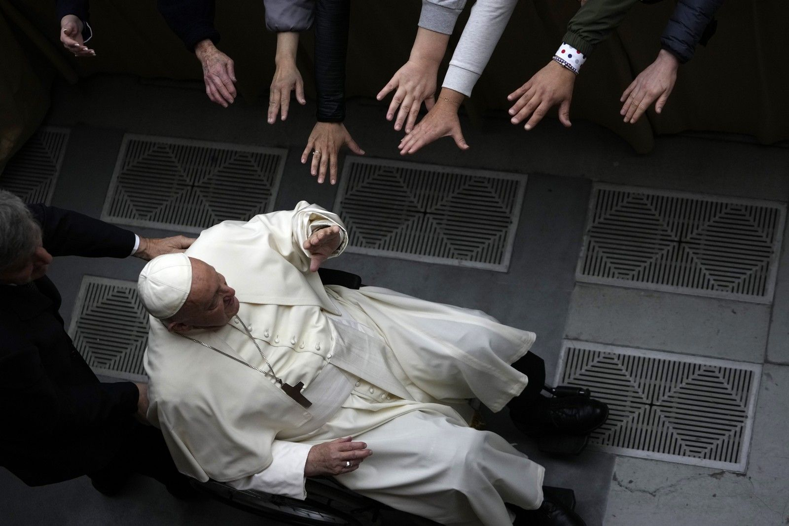 Ο πάπας Φραγκίσκος χαιρετά τους πιστούς