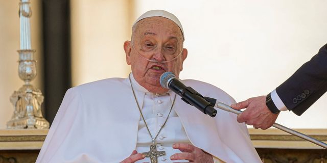 Ο πάπας Φραγκίσκος χαιρέτησε τους πιστούς, στην πλατεία του Αγίου Πέτρου