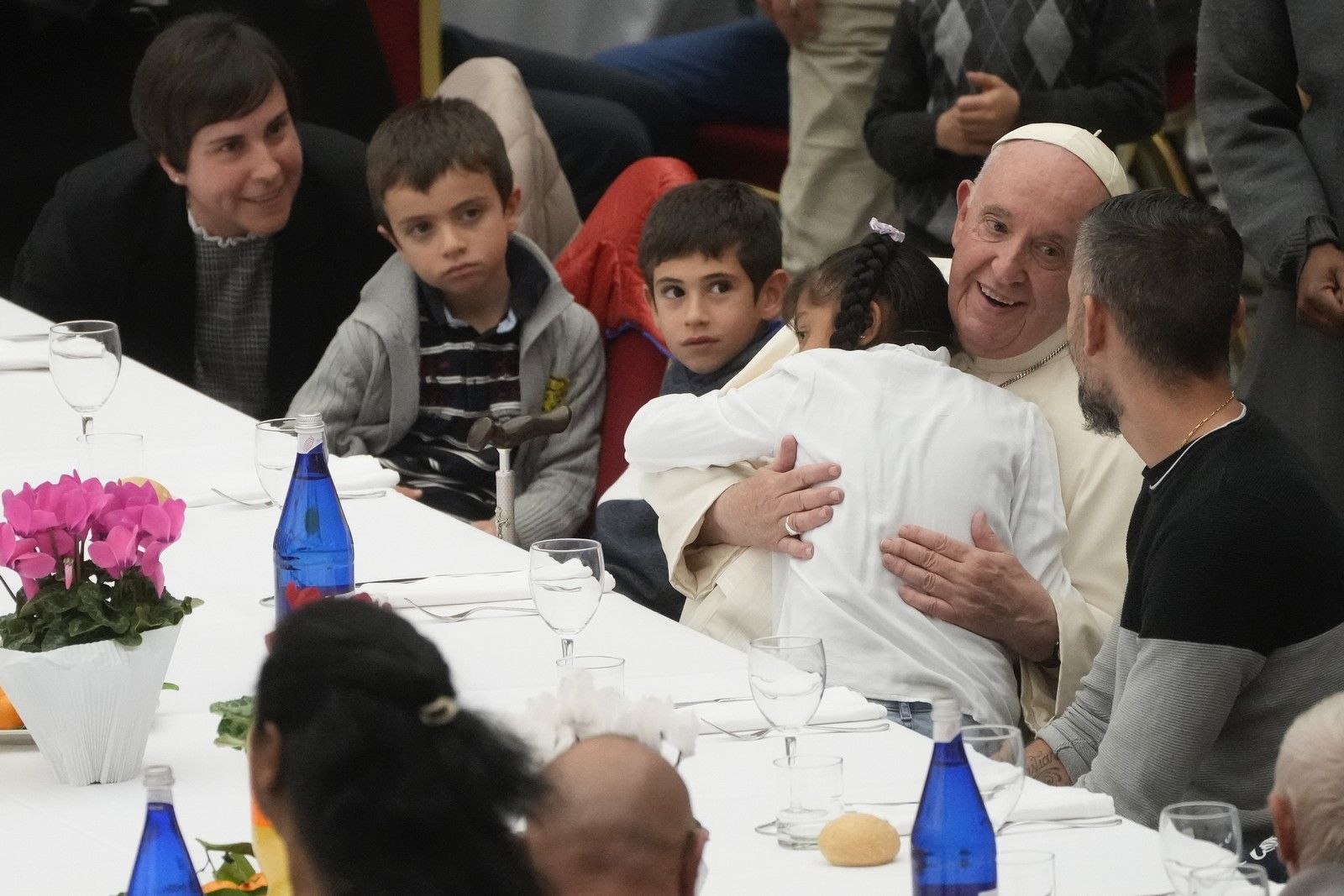 Ο πάπας Φραγκίσκος στο γεύμα προς τιμήν των φτωχών