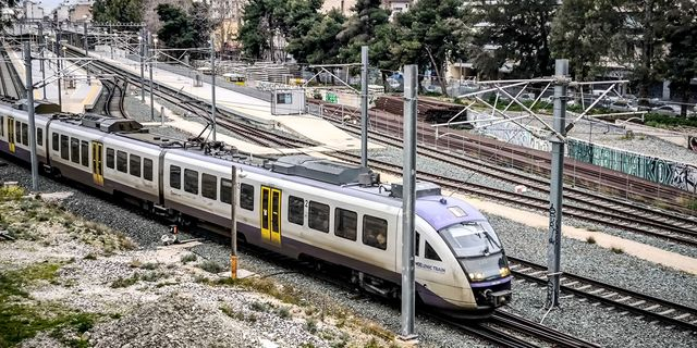 Χαλκίδα: Σύγκρουση συρμού του προαστιακού με φορτηγό