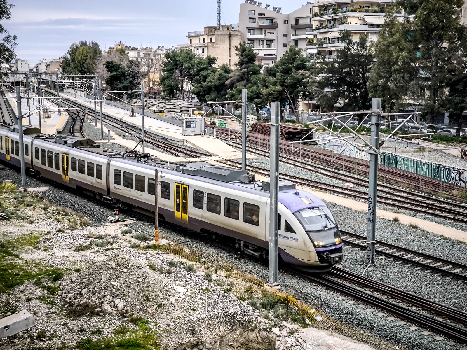Προαστιακός: Καθυστερήσεις και διακοπές δρομολογίων λόγω φωτιάς στον Πειραιά
