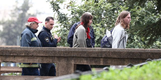 Αποκλεισμένα δύο άτομα στο ρέμα Προμπονά στα Πατήσια λόγω έντονης βροχόπτωσης