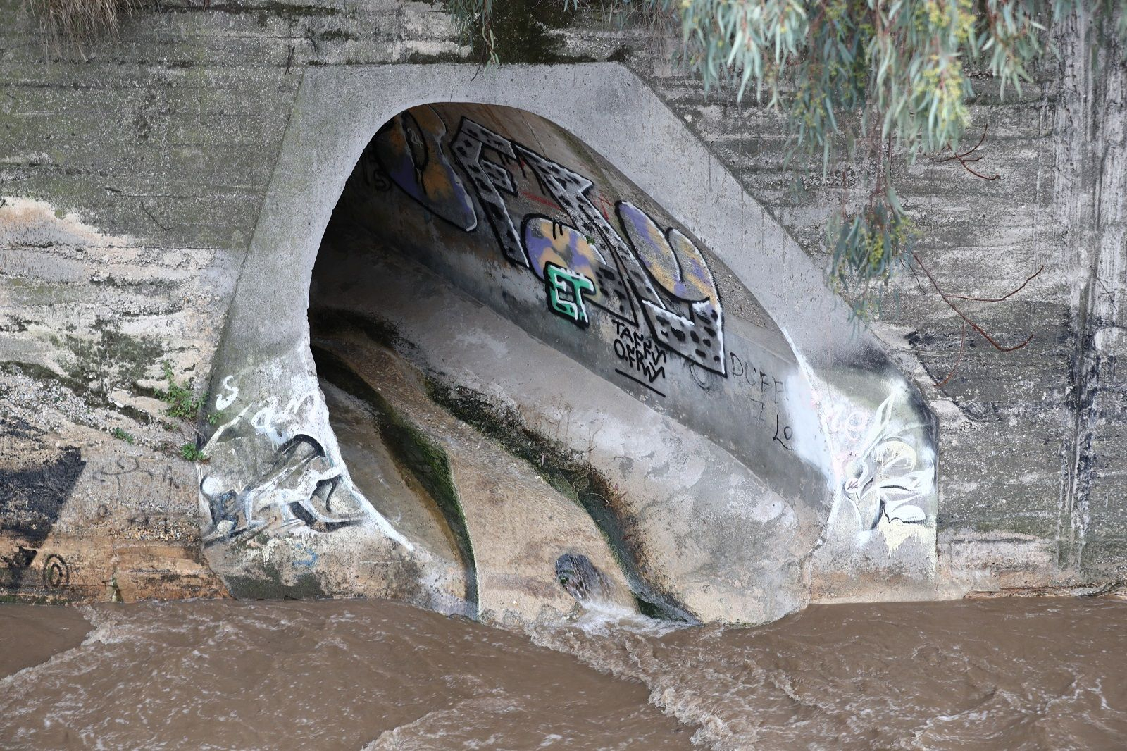Αποκλεισμένα δύο άτομα στο ρέμα Προμπονά στα Πατήσια λόγω έντονης βροχόπτωσης