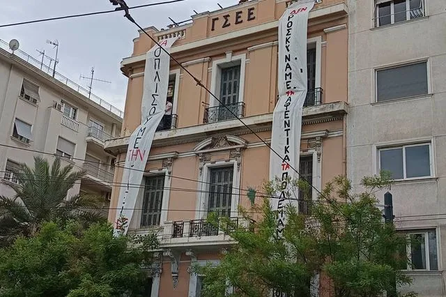 Κατάληψη του Ρουβίκωνα στα γραφεία της ΓΣΕΕ