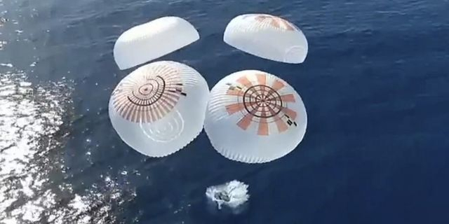 SpaceX: Τέσσερις διαστημικοί τουρίστες “πάτησαν” Γη μετά την πρώτη επανδρωμένη πτήση σε πολική τροχιά