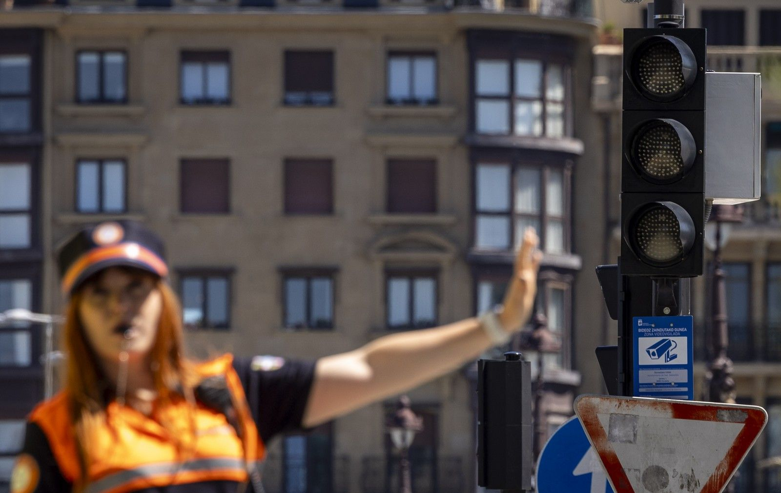 Τροχονόμος κατευθύνει τα οχήματα στη Μαδρίτη, καθώς οι φωτεινοί σηματοδότες δεν λειτουργούν, λόγω του μπλακ άουτ
