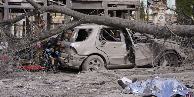 Εικόνες καταστροφής μετά την επίθεση της Ρωσίας στο κέντρου της πόλης Σούμι