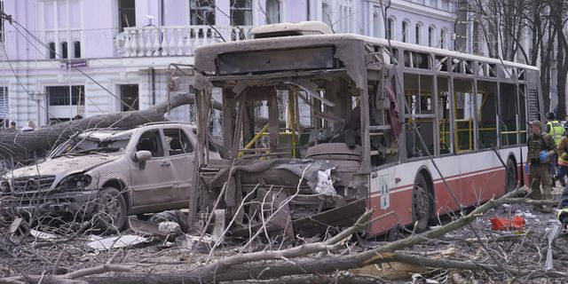Εικόνες καταστροφής μετά την επίθεση της Ρωσίας στο κέντρου της πόλης Σούμι