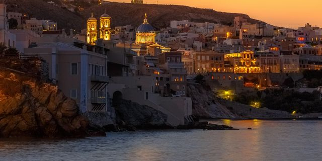 Μεγάλη Εβδομάδα στη Σύρο, μια μαγευτική συνάντηση κατάνυξης και αρχοντιάς