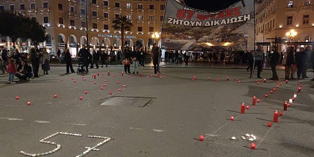 Θεσσαλονίκη: Αναμμένα κεριά στην πλατεία Αριστοτέλους για τα θύματα των Τεμπών