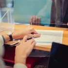 Εργαζόμενη σε τράπεζα (φωτογραφία αρχείου)