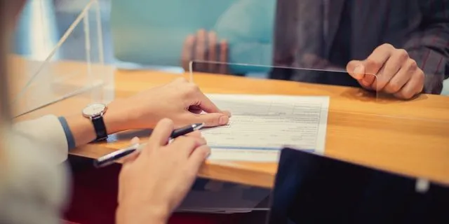 Εργαζόμενη σε τράπεζα (φωτογραφία αρχείου)