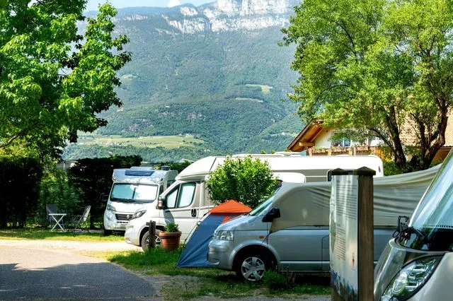 Ο απίθανος νέος νόμος που μας λέει πού θα σταθμεύουμε και τι θα κάνουμε στο σπίτι μας