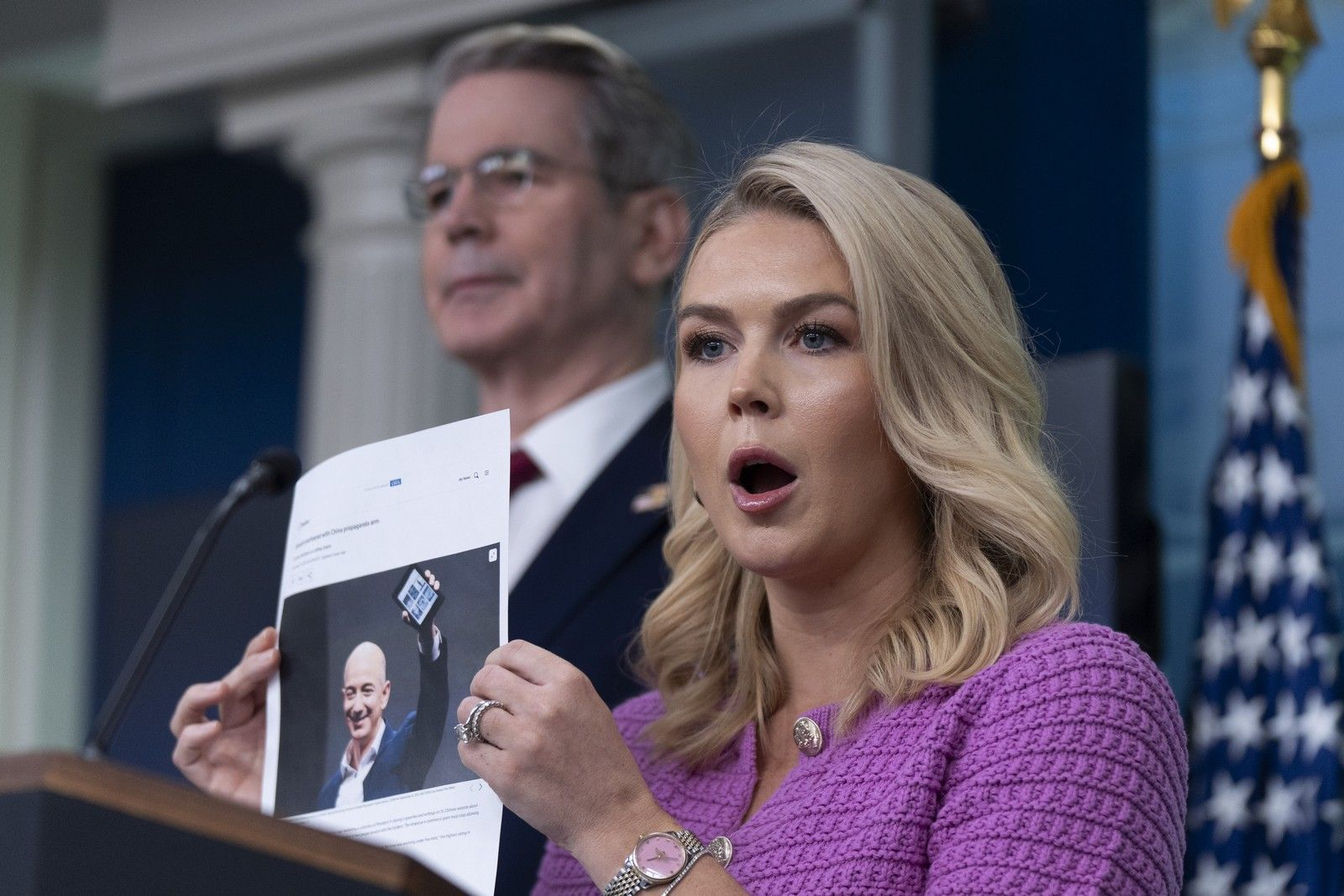 Η Καρολάιν Λίβιτ δείχνει μια φωτογραφία του Τζεφ Μπέζος καθώς απαντά σε μια ερώτηση σχετικά με την Amazon