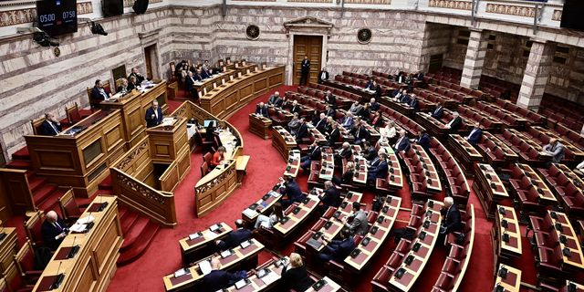 Βουλή: Αποχωρήσεις, καταγγελίες και ένταση στη συζήτηση για Τριαντόπουλο