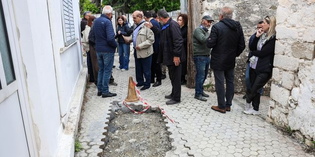 Αυτοψία από τον Ευθύμιο Λέκκα στις Βούτες του Δήμου Ηρακλείου, με αφορμή τις ρηγματώσεις που εντοπίζονται σε δρόμους και σπίτια τα τελευταία 24ωρα.